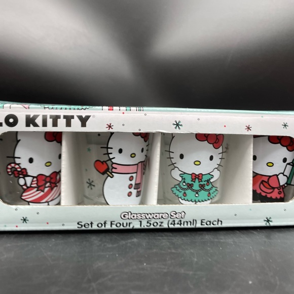 Holiday SALE 🎁 24HR DROP ⬇️ (2) Hello Kitty Shot holiday glass sets - Picture 4 of 4